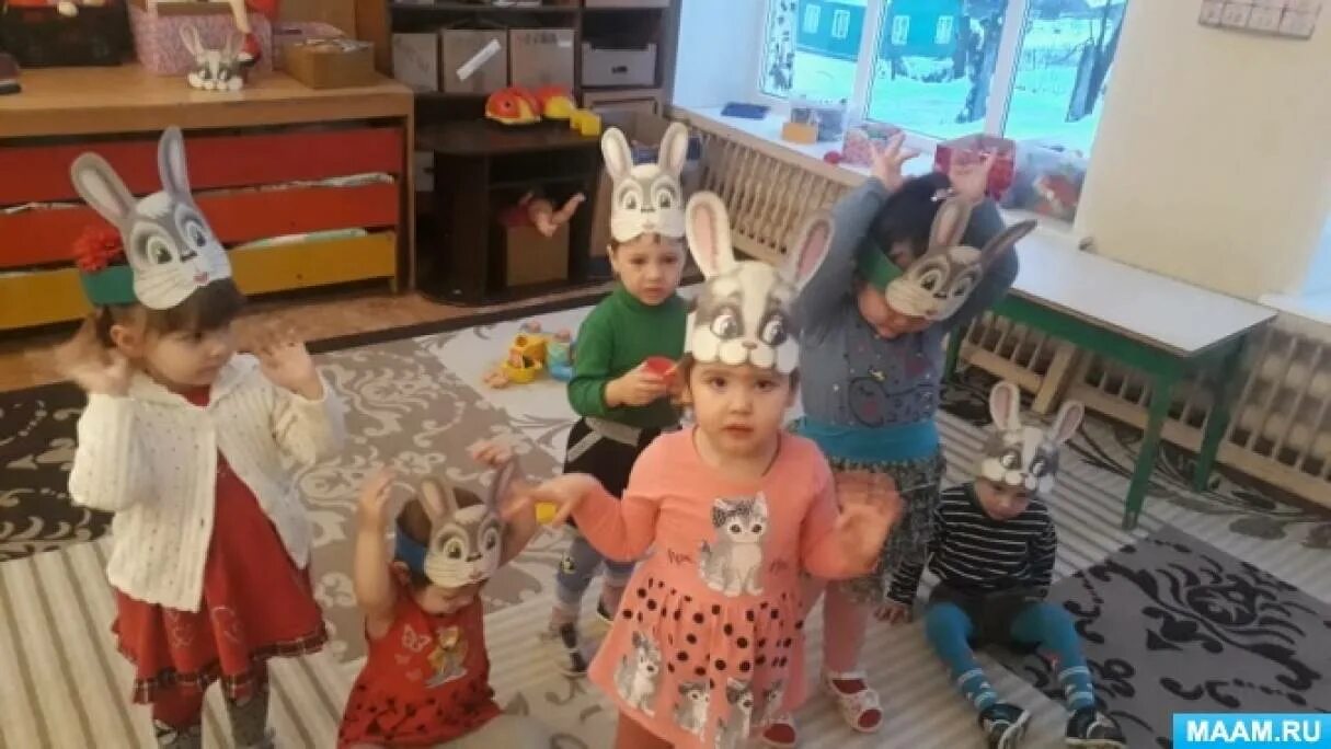 Ребенок играет в зайчика