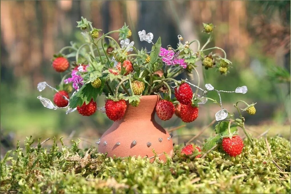 клубника в корзинке. пахнет земляникой. пахнет земляникой. пахнет земляникой. пахнет земляникой.