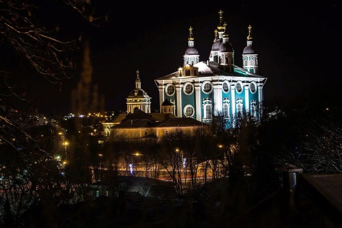 Красивый храм вечером. Вознесенский собор новочеркасск ночной. Храм на крови екатеринбург внутри. Успенский собор смоленск ночью. Храм работает ночью.