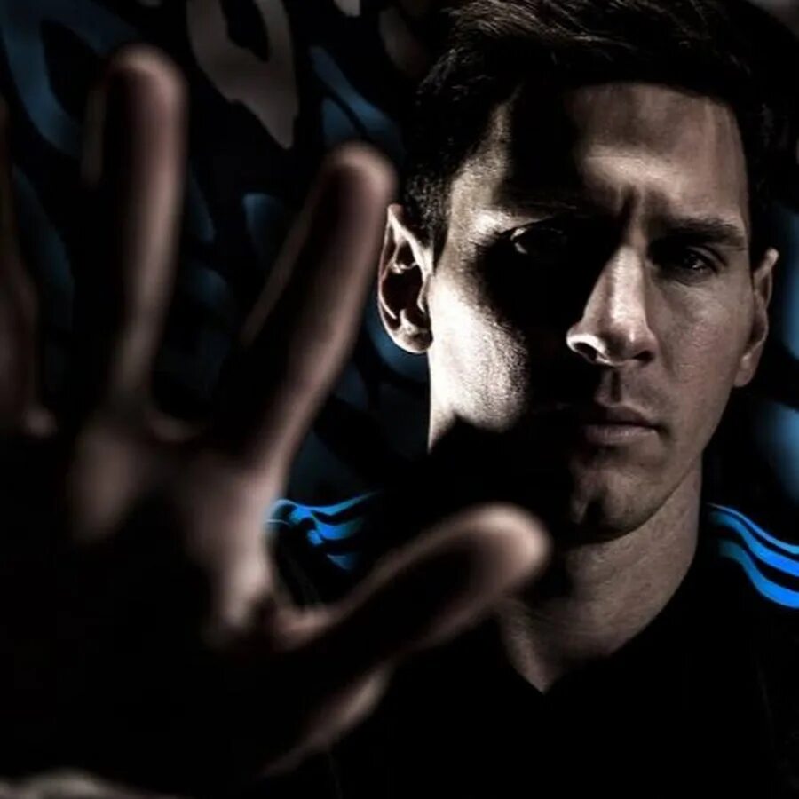 Leo start. Leo messi. месси черно белое фото. месси благотворительность. месси рок.