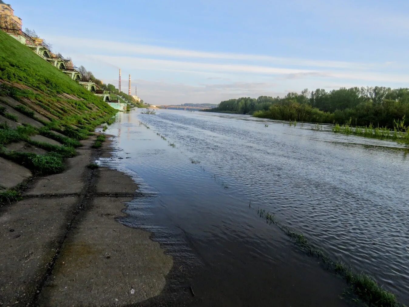 Откуда берет начало томь. Речка Томь Кемерово. Река Томь в Кемерово мосты. Река Томь г,Юрга. Берег реки Томь Кемерово.