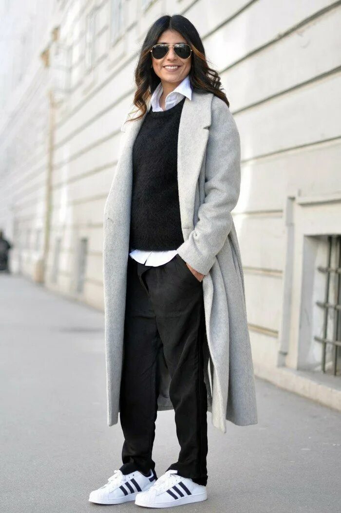 Черное пальто и белые брюки. Adidas Superstar костюм. Пальто со спортивными штанами. Пальто со спортивным костюмом. Широкрп брюки и пальто.