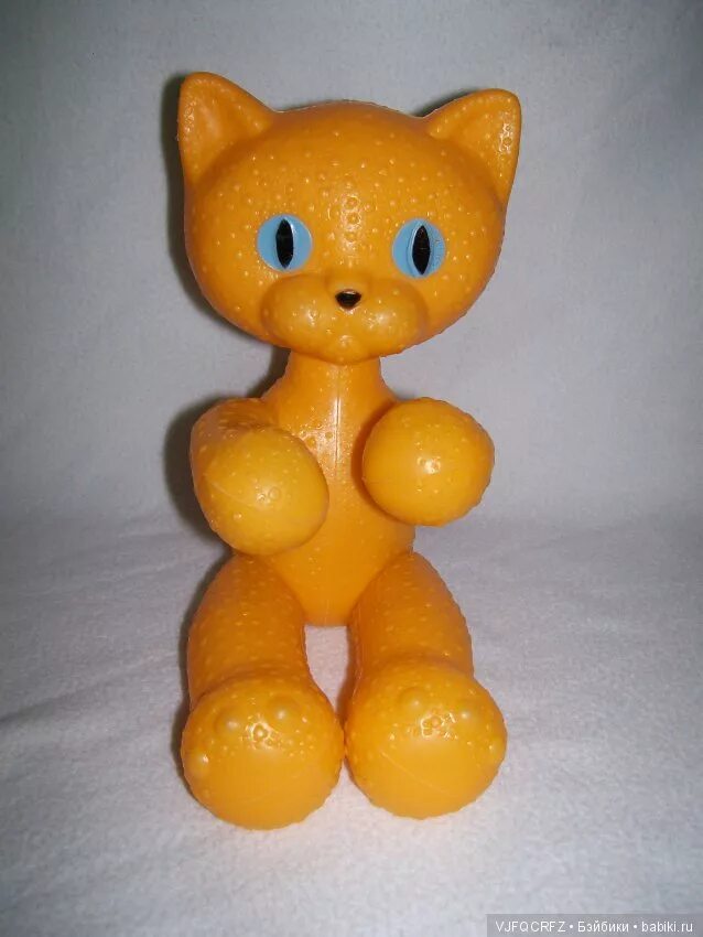Старая игрушка кот. Советские игрушки кот пластмассовый. советские игрушки желтый кот.