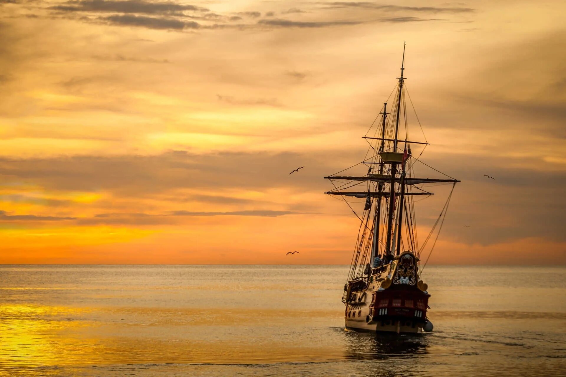 Старинные корабли. Корабль на закате. Парусник в море. Море закат корабль.