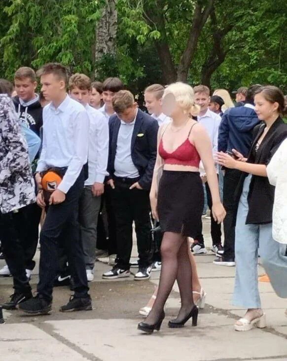 Девочка пришла первый. Платье школьное. Старшеклассницы на линейке. Девчонки 1 сентября на линейке в школе. Дети одеваются в детском саду.