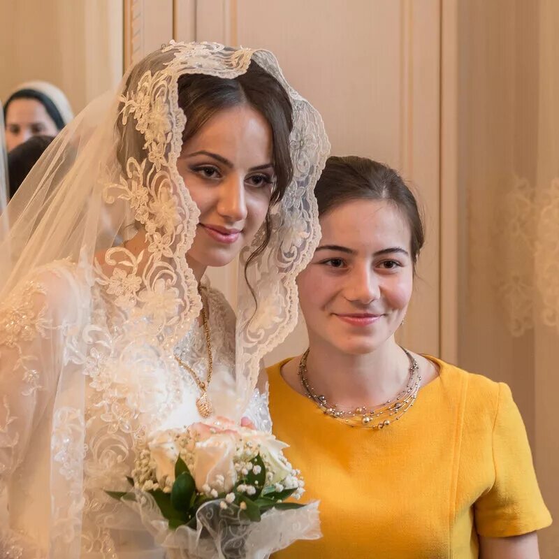 Чеченская семья. Свадьба чеченцев. Чеченские девушки на свадьбе. Свадьба чеченцев. Чеченская свадьба.