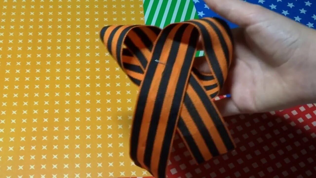 Как приколоть георгиевскую ленточку к одежде. Сложить георгиевскую ленту. варианты складывания георгиевских ленточек.