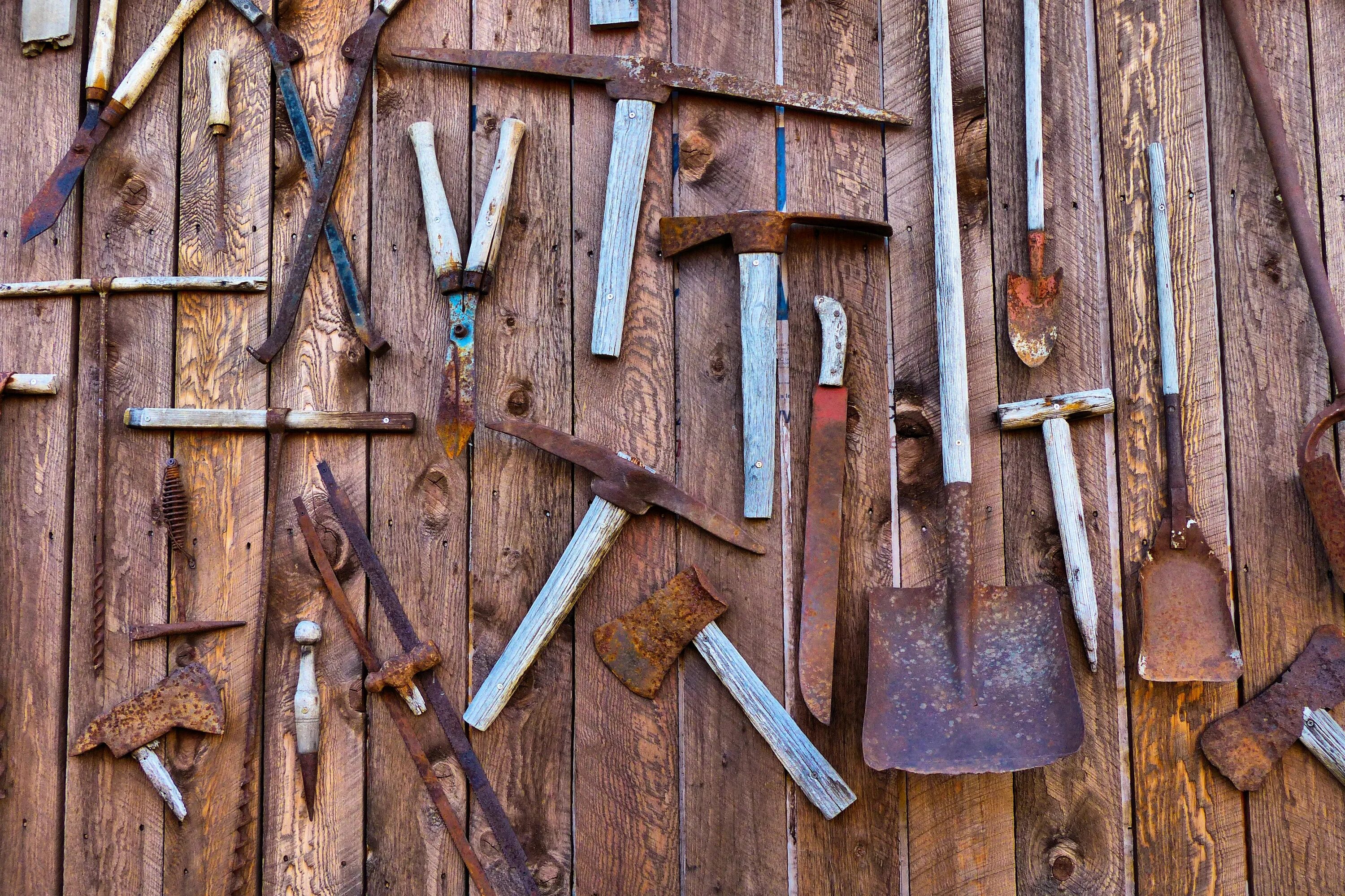 Rust tools. Ржавые инструменты. Старинный инвентарь. Старые инструменты. Старинные сельхоз инструменты.
