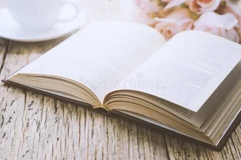 Раскрытая книга на столе