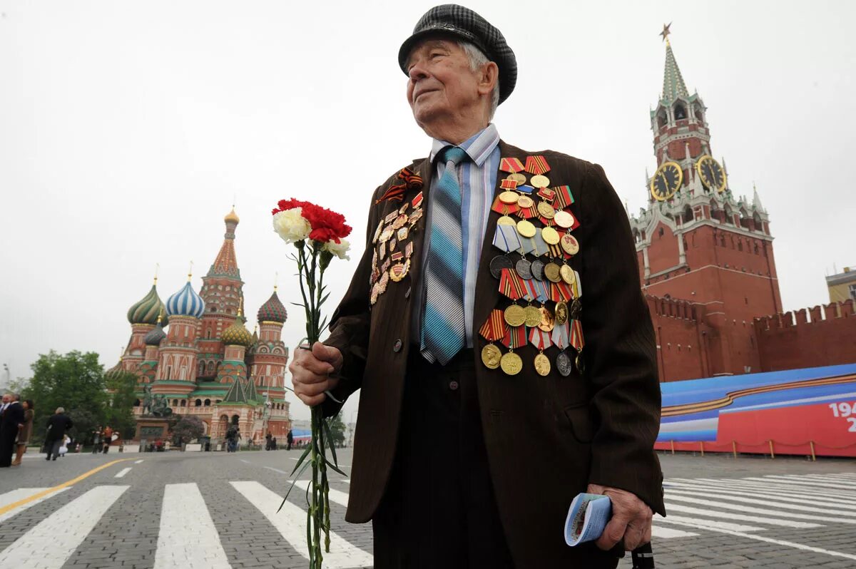 Девятое мая слушать. С днем Победы. Ветераны на красной площади. Парад ветеранов на красной площади. Ветераны на параде Победы.