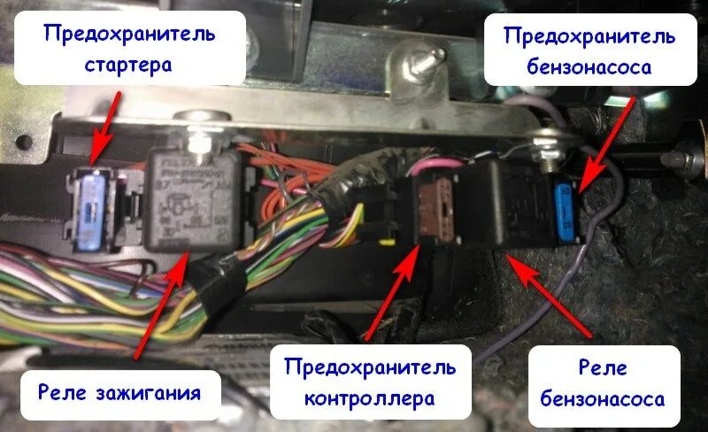 Где находится плавкий. Реле бензонасоса Приора 16. Реле бензонасоса Приора 12 год. Реле бензонасоса Приора 16 клапанов. Предохранитель бензонасоса Приора 16 клапанов.