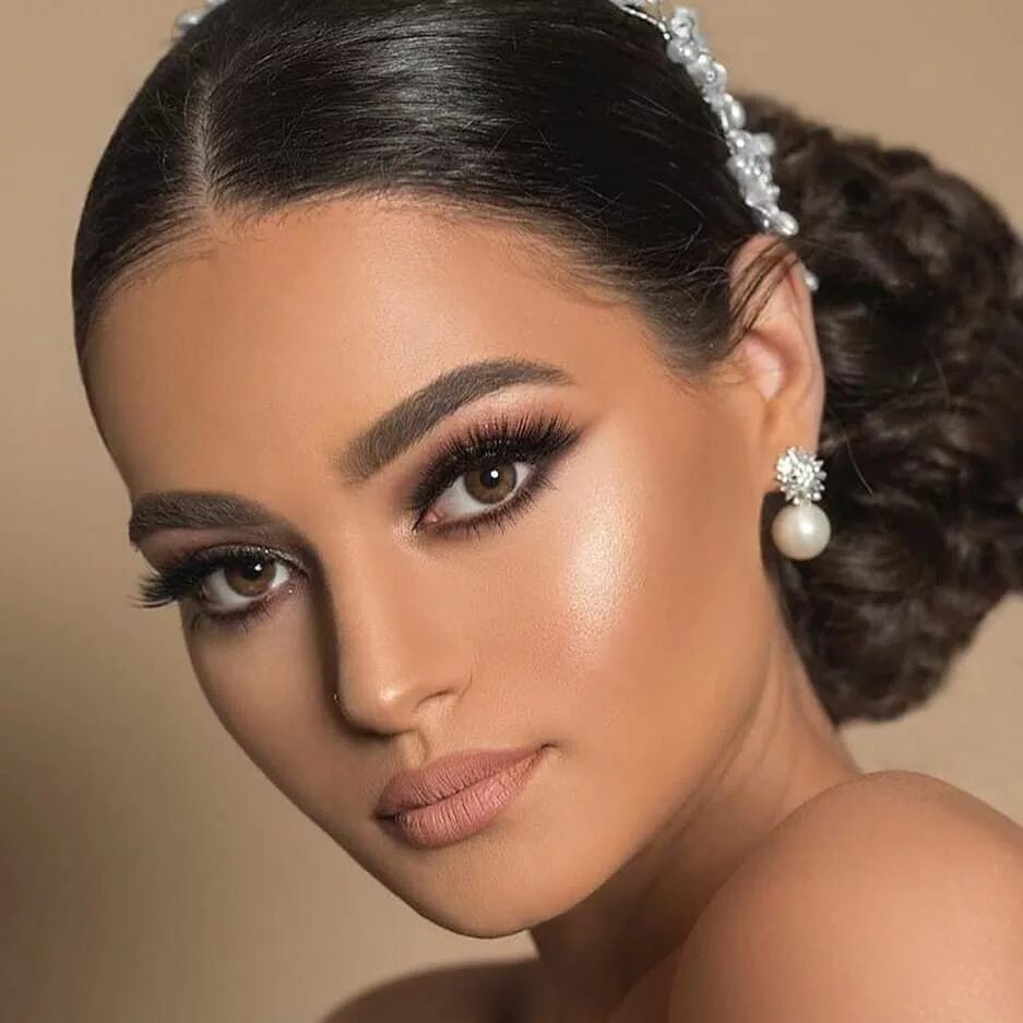 макияж невесты. нежный свадебный макияж. макияж на свадьбу невесте темные волосы с фатой. тени для век для блондинок. макияж невесты.