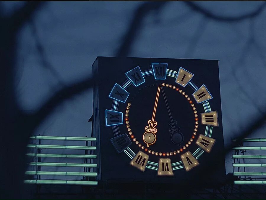 часы композиция. новогодние часы на здании. светящиеся часы. световой час в часах. круглая световая панель.
