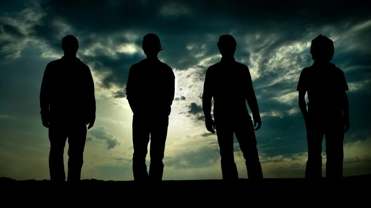 Жизнь 4 друзей. Трое мужчин в темноте. 4 Мужских силуэта. Уходящая группа людей из 3 человек. Один человек четыре жизни.
