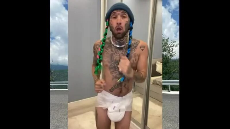 Блоггер с носком на вечеринке