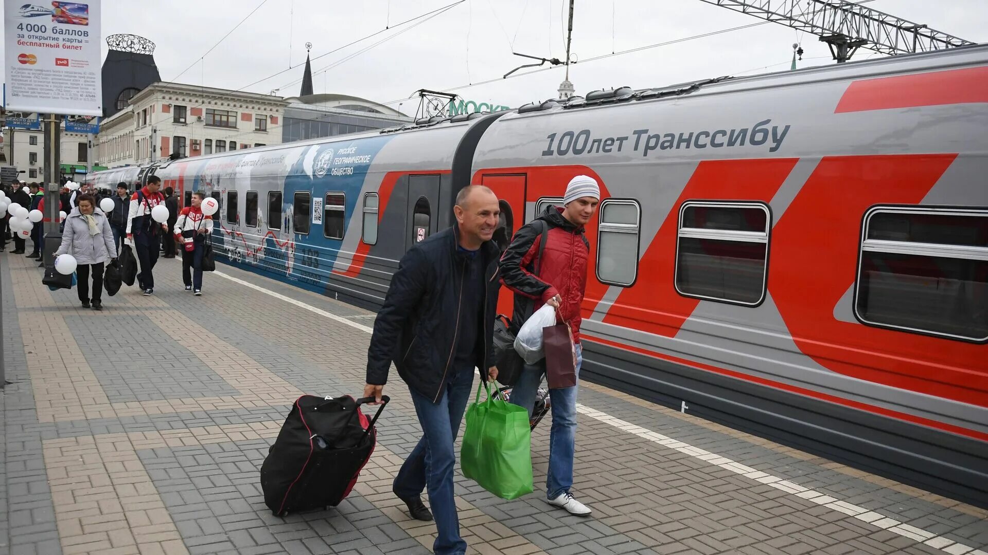 Есть ли поезд москва. Пассажиры на вокзале. Пассажирский поезд на вокзале. Пассажиры на ЖД вокзале. Пассажирский вагон на перроне.