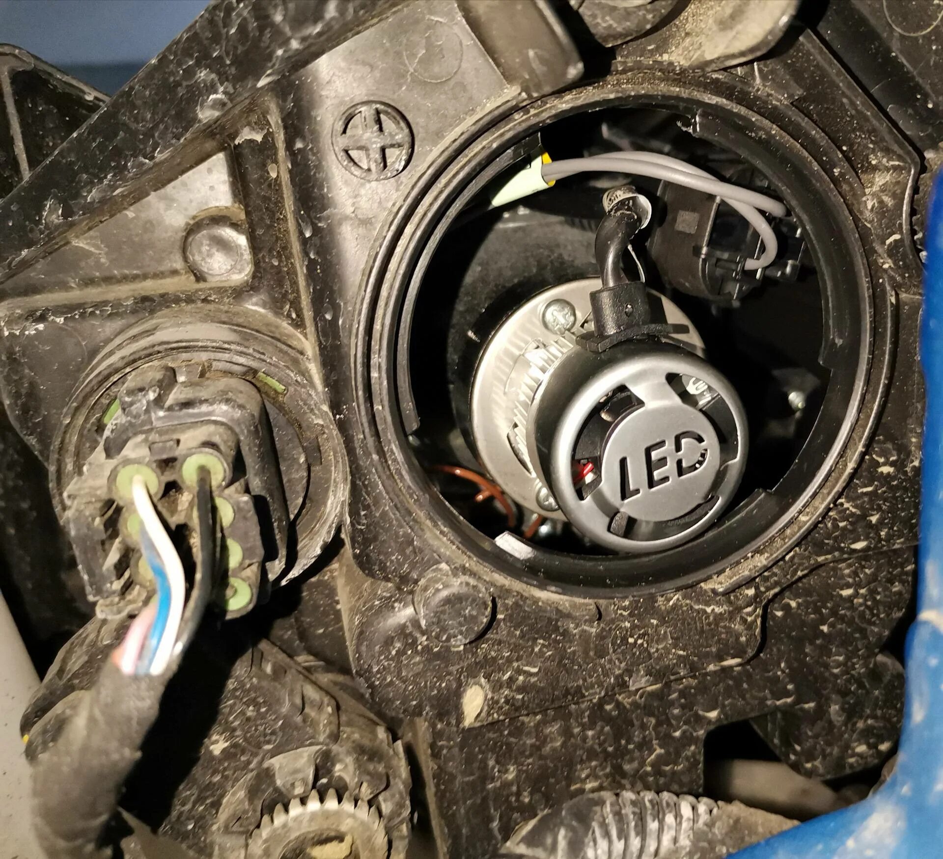 Пружина держатель лампы для киа рио 3. Киа рио лампа ближнего света. Как поменять фары рио 3. Замена фары киа рио 3. Как поменять фары рио 3.