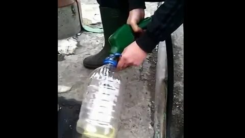 Налейте в пластиковую бутылку