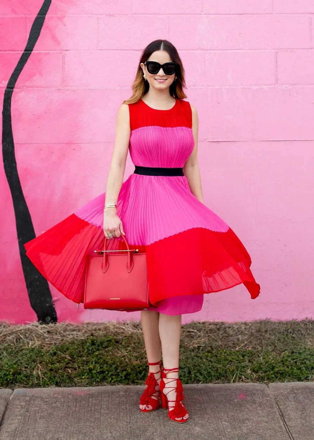 Платье розовое. Платье ярко-розовое. Красно-розовое платье. Розовый наряд. Включи красный розовый
