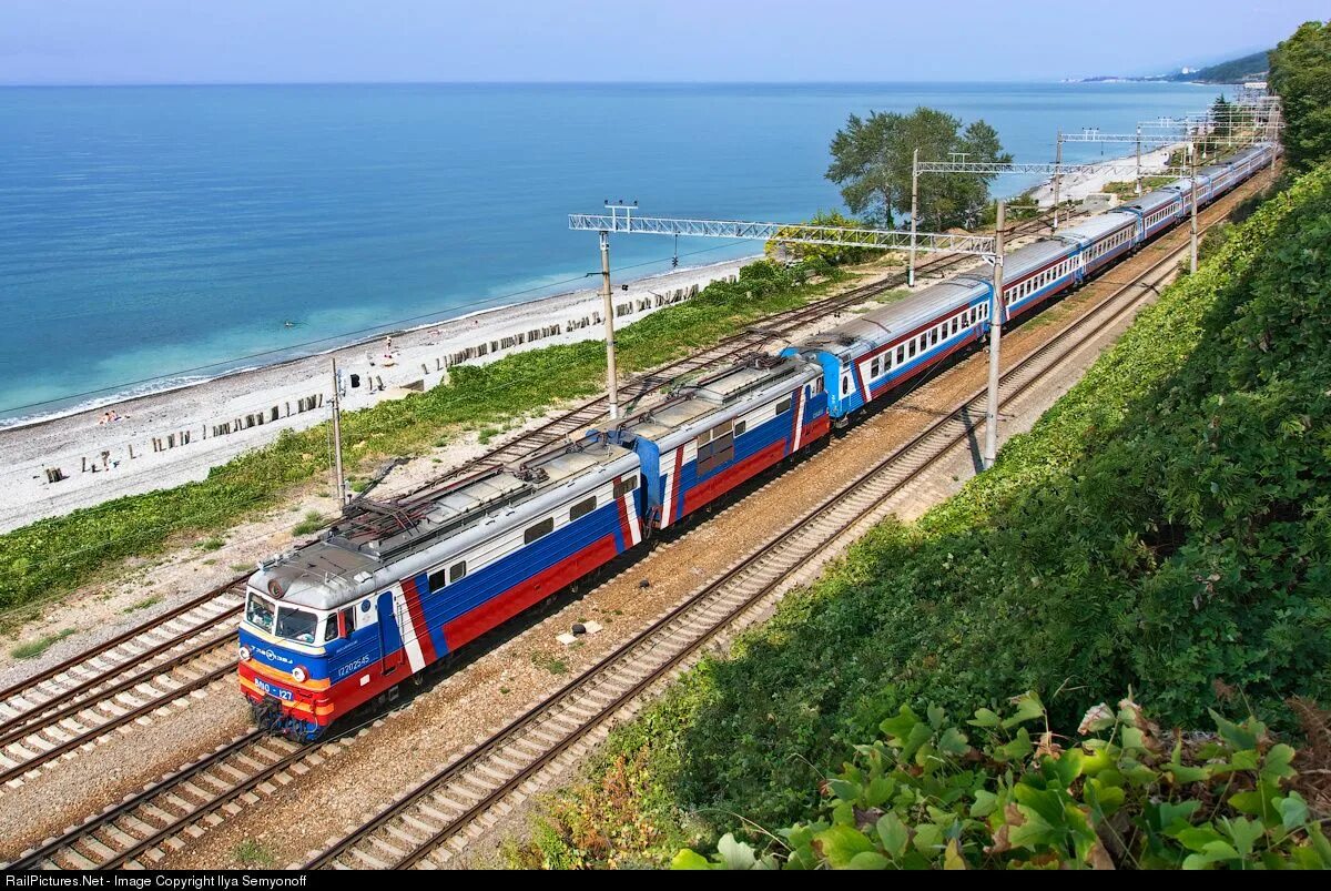 Есть ли поезд в сочи. Железная дорога черное море Сочи. Вл10 127 Сочи. Туапсе РЖД. Поезд РЖД Сочи.