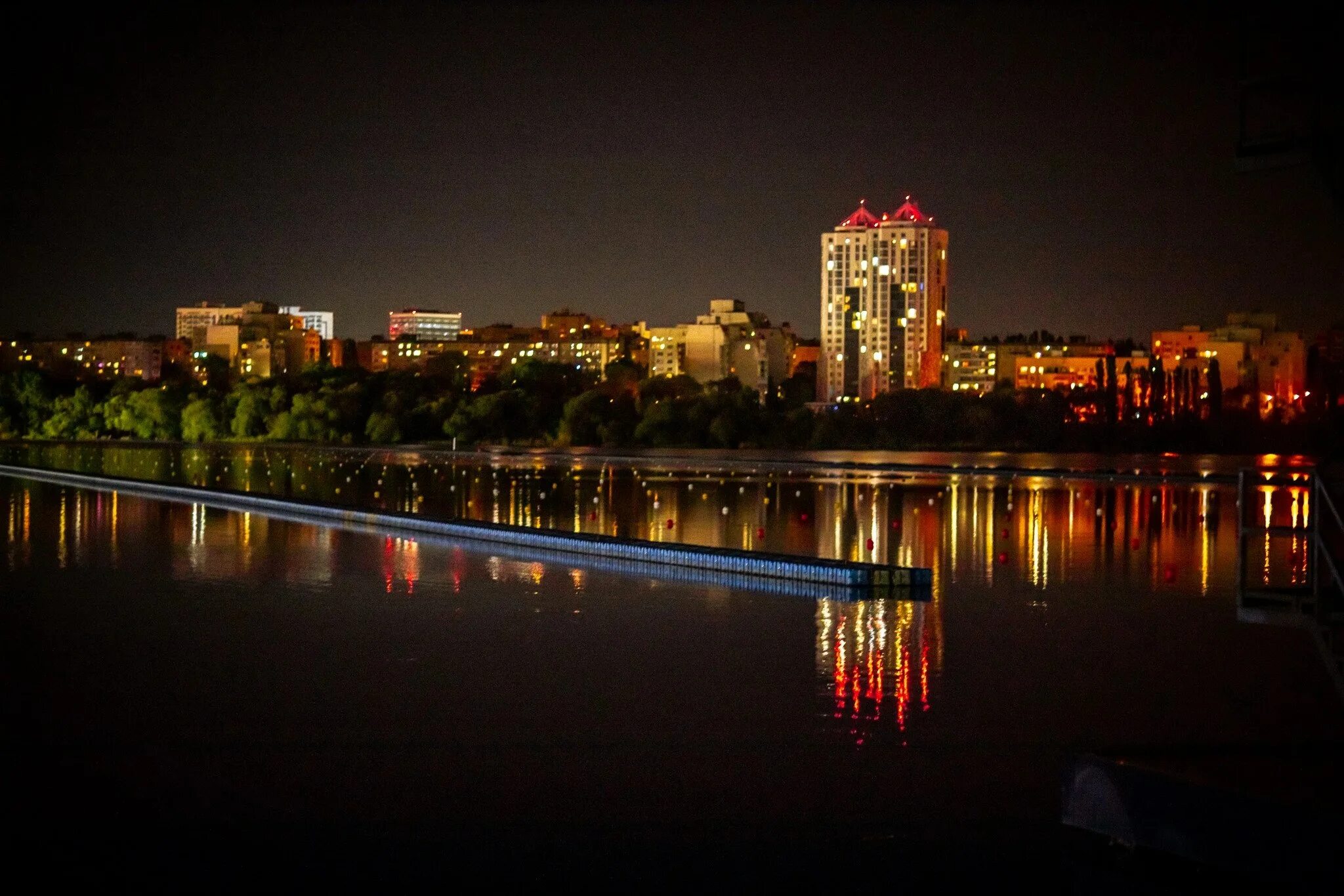 Пожар на ломоносова воронеж. Воронеж ночь 16 января 2024. Вспышки взрывов в ночном горизонте. Воронеж вечерняя ул донбасская с высоты. Взрыв дома в воронеже сегодня на хользунова.