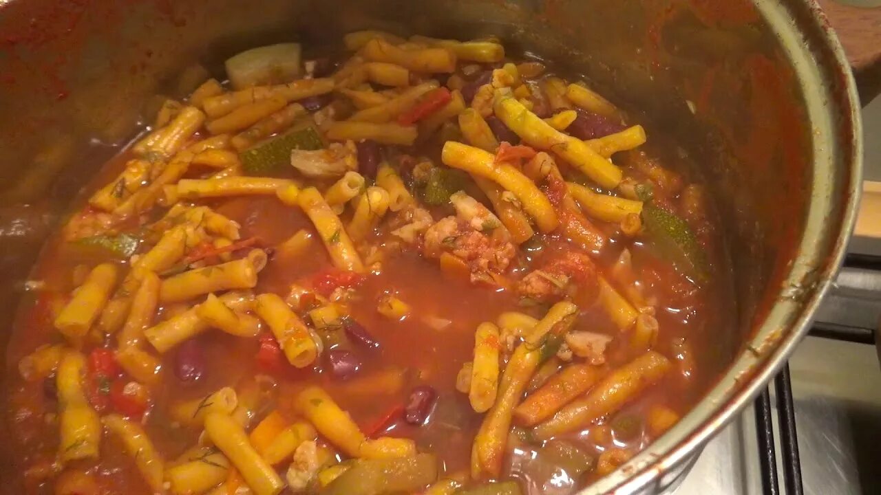 Приготовление турши из фасоли по армянски. Стручковая фасоль в томатном соусе. лобио из фасоли на зиму. фасоль с овощами в томатном соусе. фасоль спаржевая тушеная в томатном соусе.