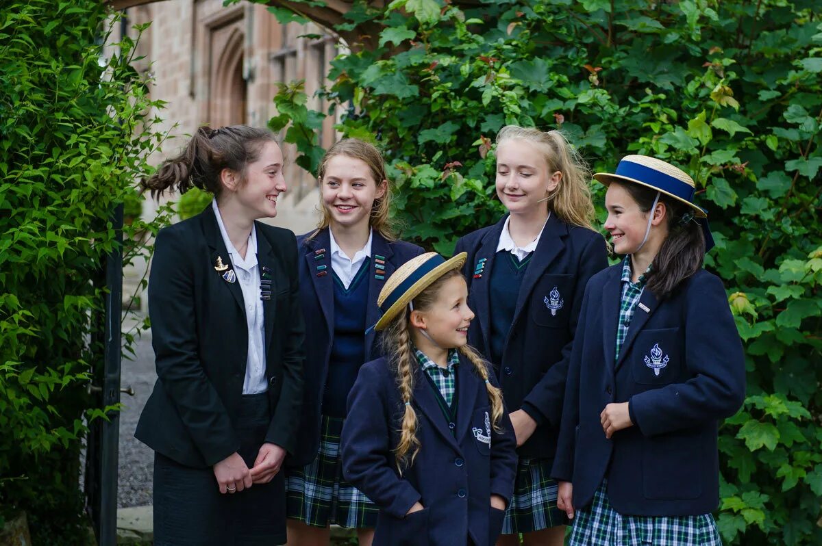 Английская школа королевы. Queen ethelburga's college ученики. Частная школа хенли. Haileybury школа великобритании. Исборт школа в англии.