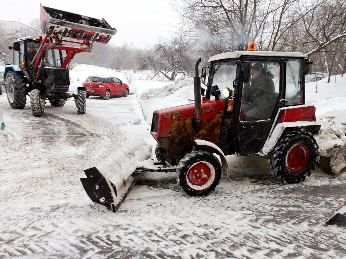Аренда трактора снег. МТЗ 82 снегоуборочный. Снегоуборочная машина МТЗ 320. Отвал на МТЗ 82. МТЗ 320 уборка снега.