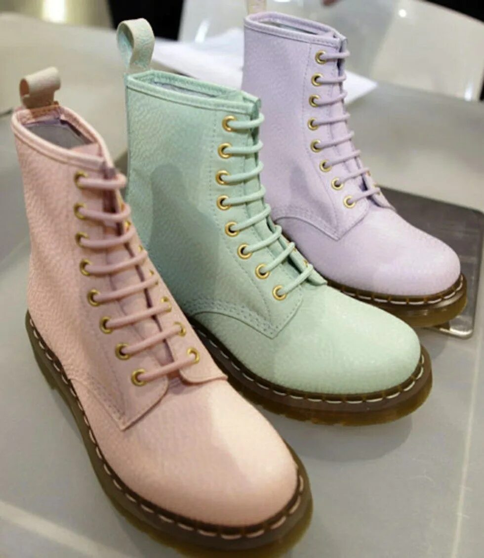 Ботинки цвета. Dr Martens мятные. Берцы мартинсы. Doc Martens берцы. Бежевые ботинки Dr Martens.