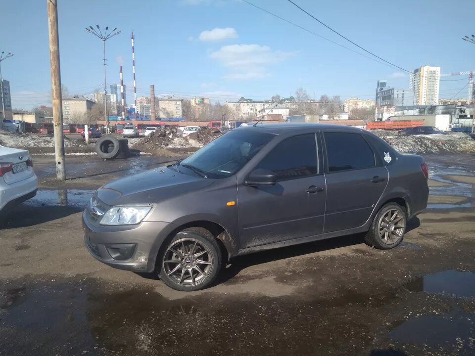 Лада гранта фл на 15 дисках. Литые диски на гранту фл. Гранта фл r16. Литые диски на гранту фл. Диски на лада гранта r15.