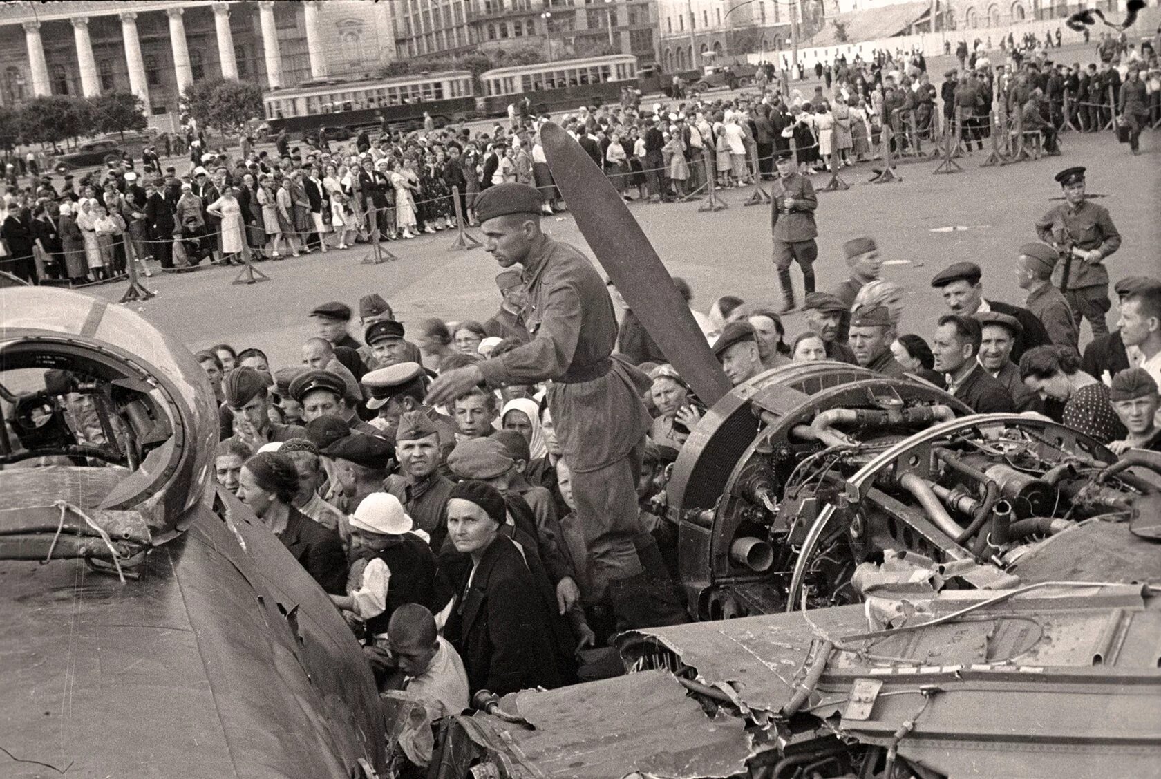 Первый налет на москву. Сбитый самолет в Москве 1941. Сбитый Юнкерс 88. Сбитый немецкий самолет в Москве 1941. Юнкерс 88 на площади Свердлова.