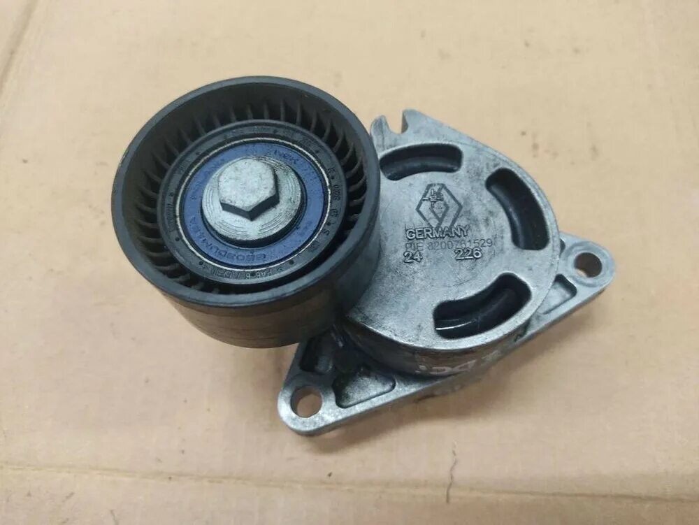 4. Ролик генератора рено логан 1. Renault 8200603359 ролик натяжной. Натяжной ролик рено меган 2 1. Renault fluence натяжитель приводной.