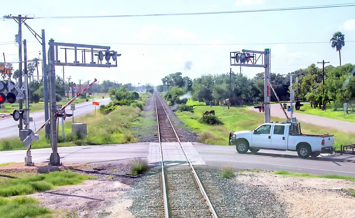 Штраф за вред дороги. Железный дорожный переезд. Railroad Crossing переезд. Железнодорожный переезд Канада. ЖД переезд в Канаде.