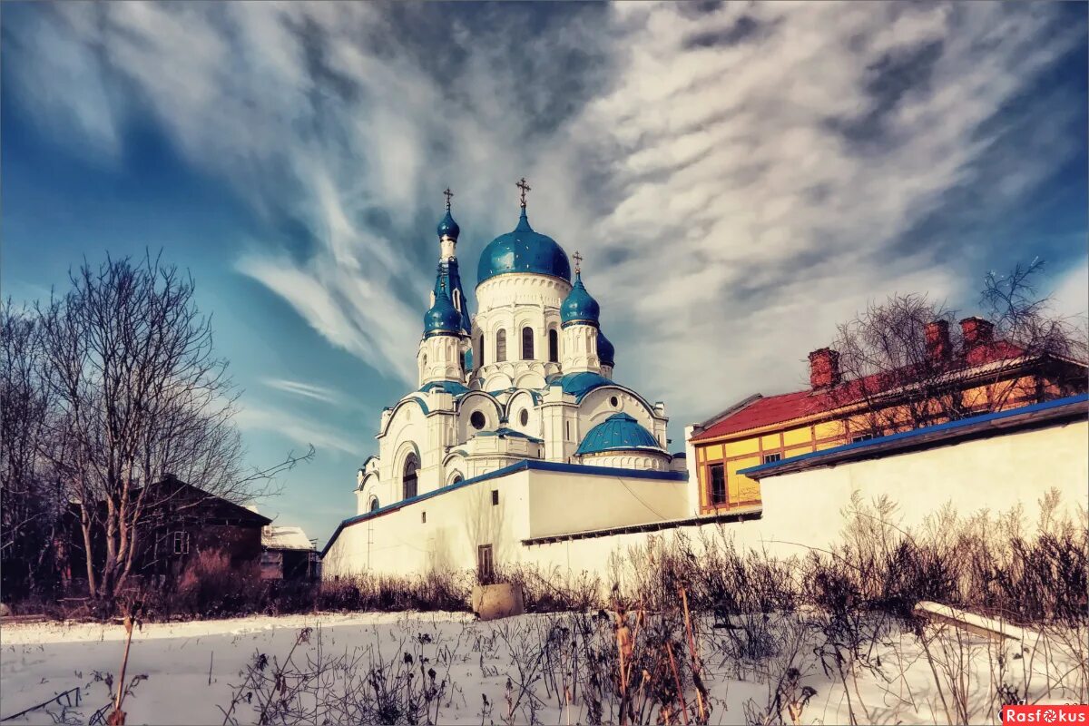 Церковь в пригороде. Храм святых апостолов петра и павла в поселке сиверский. Окраины ирландии. Шуваловский парк церковь петра. Швангау бавария германия.