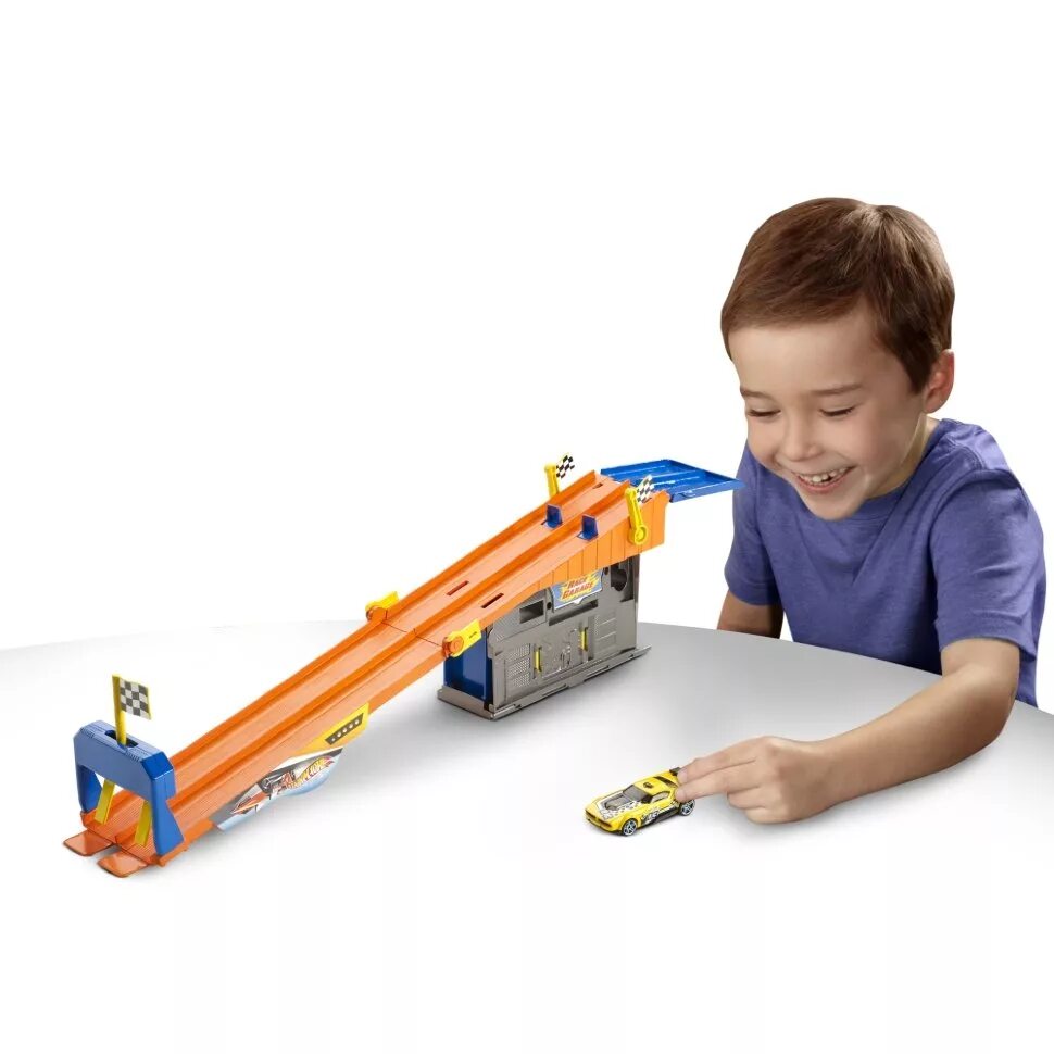 Hot wheels дети играют. Трек hot Wheels x9286. Трасса хот Вилс автомойка. Трасса хот Вилс гараж. Трек хот Вилс гараж.