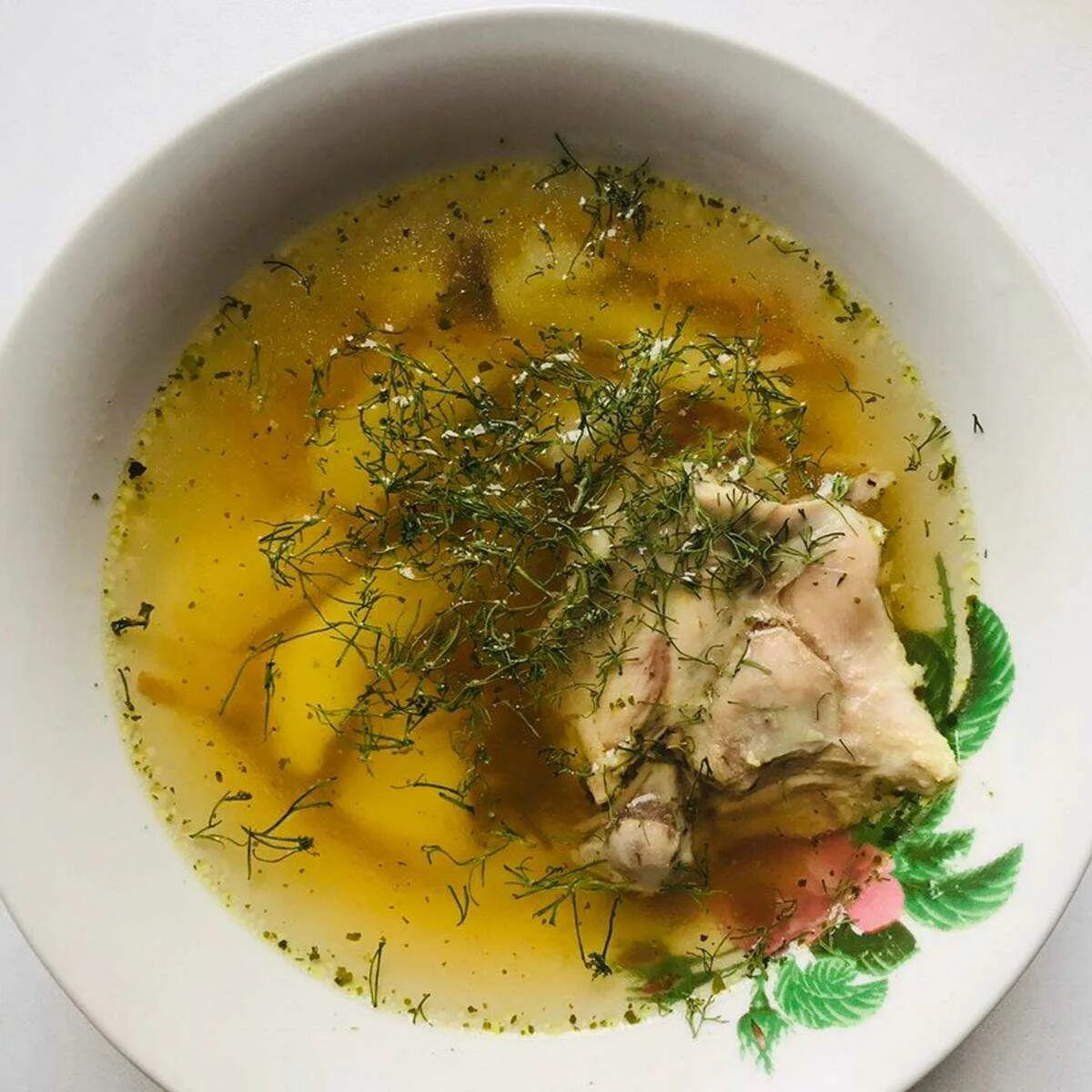 Как сварить суп с курицей и вермишелью. Суп куриный вермишелевый. куриный суп с вермишелью и картошкой. суп картофельный с вермишелью. суп куриный с вермишелью и картофелем.