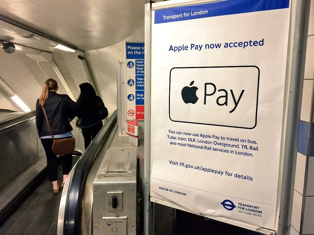 Оплата метро телефоном. Apple pay метро турникет. Iphone в метро. С айфоном в метро. Реклама в метро СПБ.