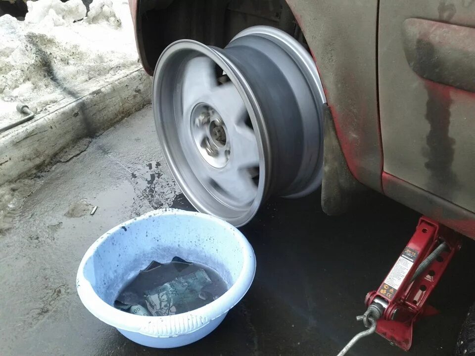 Полировка дисков своими руками. Полировка литых дисков wd 40. полирующий диск. шлифовка диска автомобиля. машина для полировки дисков автомобиля.