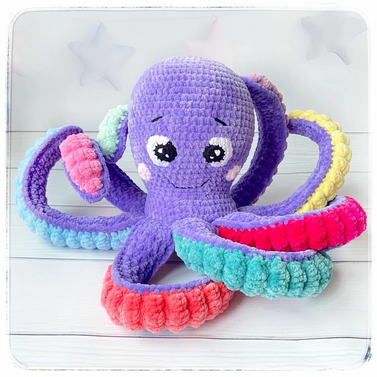 Осьминожка амигуруми игрушка крючком. Погремушка осьминожка крючком. Осьминожка из плюшевой пряжи крючком. Осьминог из пряжи. Вязаный плюшевый осьминог.