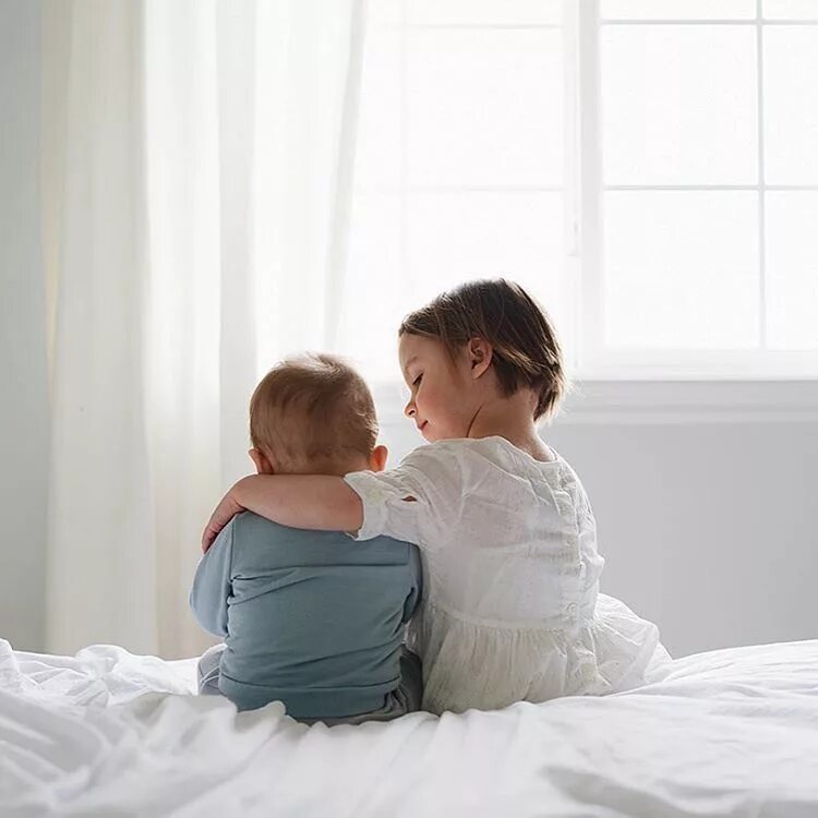 Женщина с ребенком на руках. Нянчиться с чужим ребенком. Нянчить ребенка. Любовь мальчишек. Ответственность за женщину с ребёнком.