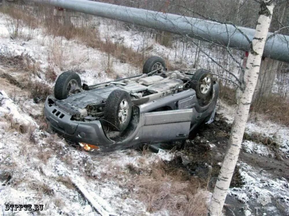 Опрокидывание в кювет. Опрокидывание машины. опрокидывание автомобиля в кювет. машина в кювете рм.