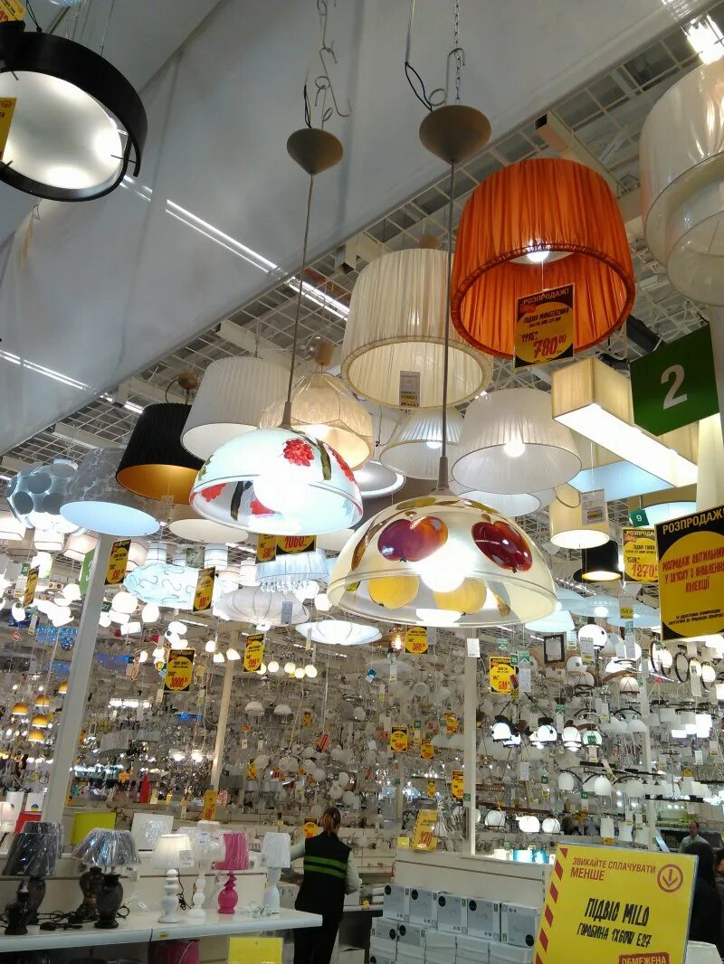Магазин люстр внутри. Дешевый магазин ламп. Магазин люстр. Выкладка люстры. Магазин осветительных приборов.