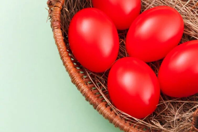 Красные пасхальные яйца. Крашеные яйца на Пасху красные. Яйца на Пасху красного цвета. Пасхальные яйца, окрашенные в красный цвет.