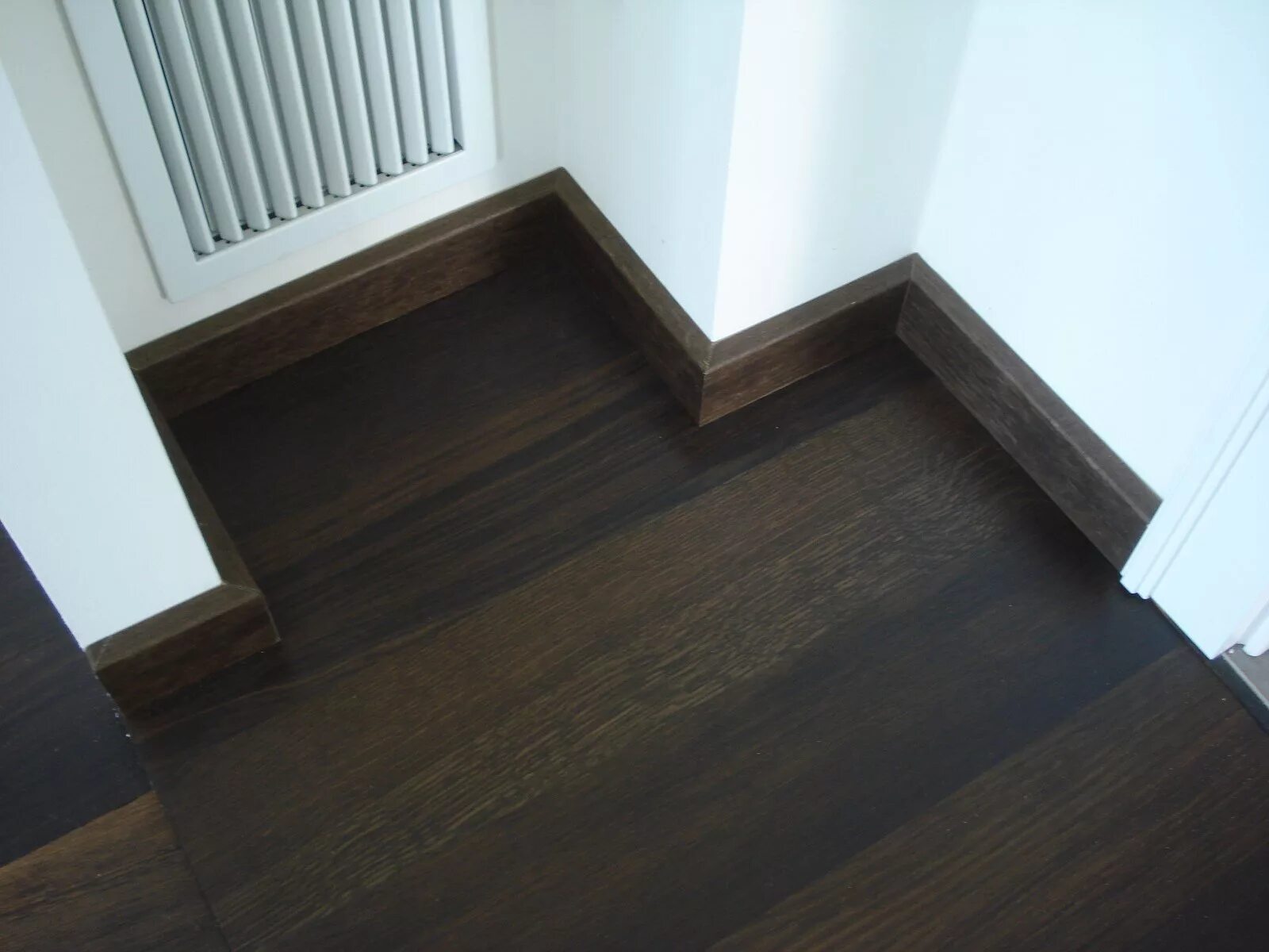 Плинтус квик степ мдф. Плинтус напольный. Плинтус мфд. Плинтус из ламината. Плинтус напольный для ламината.