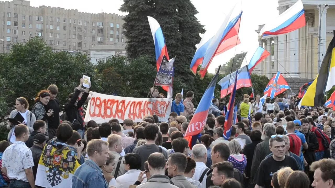 Митинг на суворовской площади 2014. Аа за донбасс. Город москва. Москва донбас. Арт объект в центре москвы.
