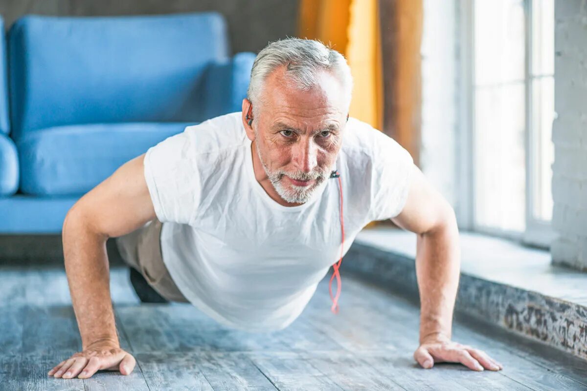 Питание мужчин после 50 лет. Пожилой мужчина занимается спортом. Физ упражнения для пожилых. Спортивный пожилой мужчина.