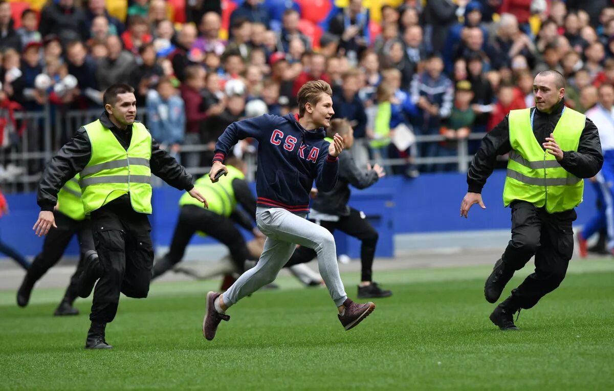 футболисты на поле. где поставить что выбежит на поле. англия италия финал евро 2020. где поставить что выбежит на поле. болельщик на поле.