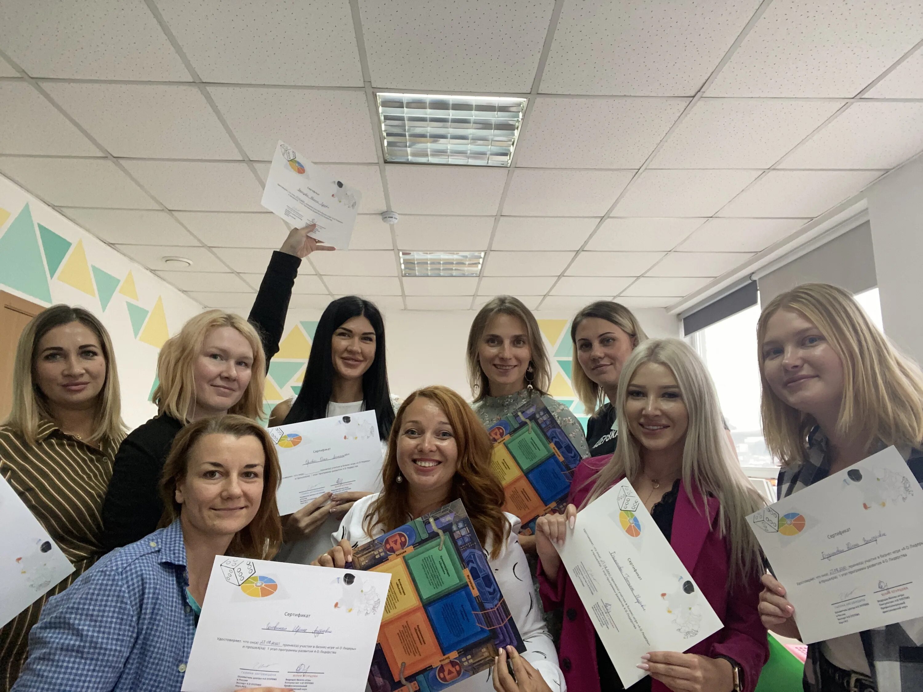 Лидер человечки. D лидер. Типология политического лидерства херманн. Лидерство человечки. Лидерство в команде.