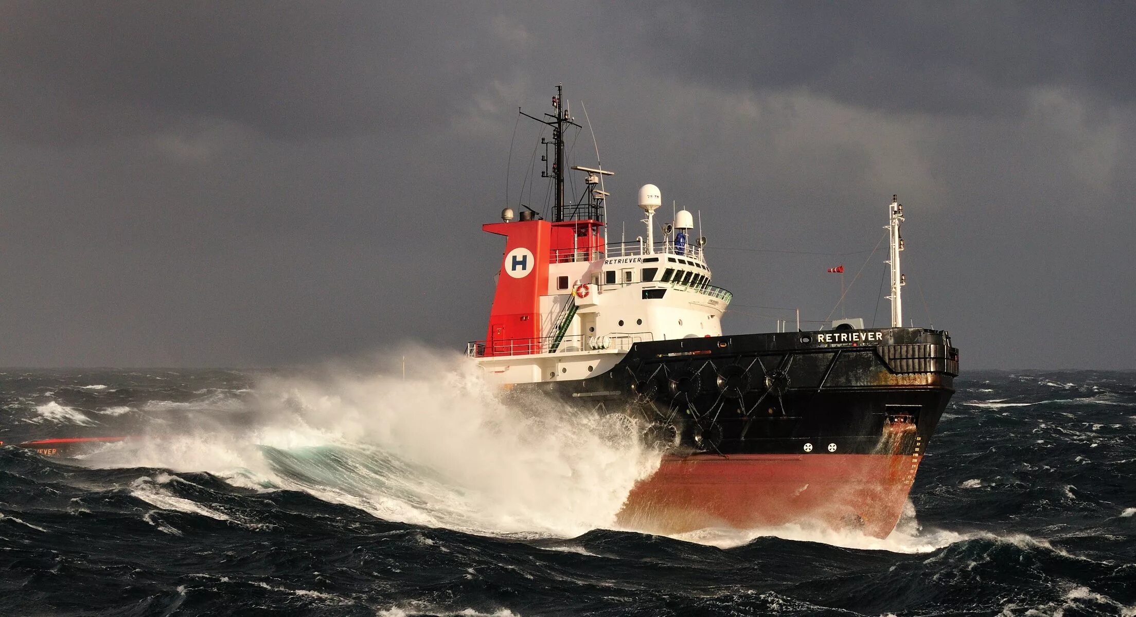 Судно без регистрации. Sea Rover буксир. Буксир tug-60. Судно в шторм. Суда в Штормовом море.