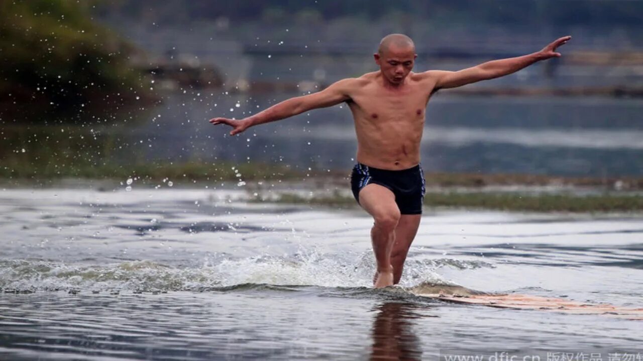 Ши Лилянь. Монах ши Лилянь. Бежит по воде. Человек бежит по воде.
